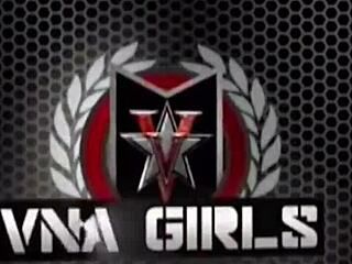 Nina Kayy arka bahçe havuzunda kendini parmaklıyor! Seksi iç çamaşırlı olgun hatun!