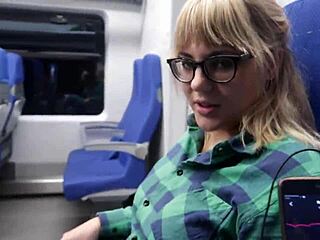 Ali lahko nadzoruješ moj orgazem z igračko na tej vožnji z vlakom?