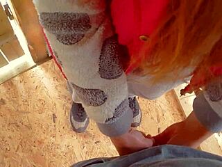 Frotamiento intenso en público lleva a correrme en mis bragas al aire libre