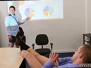 صبيان مثليون يستمتعون بجمعة بدون بناطيل مجاناً