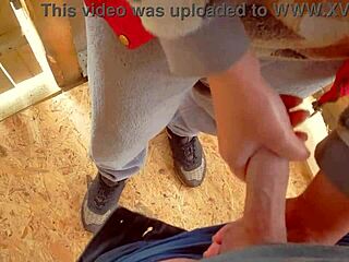 Frotamiento intenso en público lleva a correrme en mis bragas al aire libre