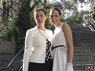 Britské lesbičky v pančuchách sa prstia v HD