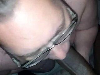 我现在正在吸那个大黑鸡巴