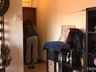 Ex-girlfriend aku tiba-tiba pindah masuk, hidup pelik bersama.