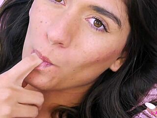 性感黑发模特近距离展示完美身材