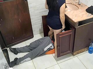 زوجتي وثقت بالسباك، دلوقتي شوفها وهي تتناك وتصرخ بصوت عالي