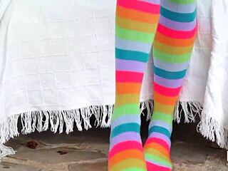 Ojoj, tako sem vroča, igram se z banano in dražim svoje drobno telo z igračkami... hočeš videt?