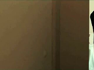 Brune voyeuse mate couple européen baiser fort