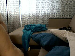 Madrastra caliente en lencería se escabulle a espaldas de su marido