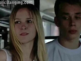 Potniki v avtobusu osupnjeni nad drznim parom, ki jebe v javnosti