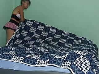 ¡Oye, por qué mi hijastro me espía mientras limpio, luego me folla duro hasta que el esposo nos pilla?!