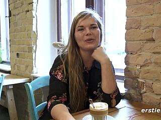 Dänische Schlampe spielt mit behaarter Fotze und Glasdildo! 🔥