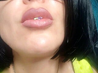 hey, it's Chantal, your sexy giantess stepmom ready to tease!