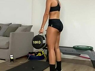 Pogled na cameltoe Sol Pérez v oprijetem outfitu