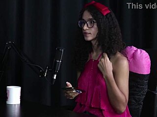 متحولون جنسياً سوينغرز في ملابس داخلية يسيطرون ويخضعون في تجميع أناقة برية