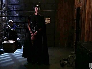 ストーミー・ダニエルズがマレフィセント役で王子を誘惑