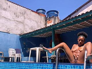 Я танцую фанк голая в заднем дворе с красивой брюнеткой.