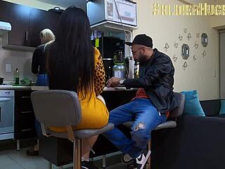 Arkadaşımın yeni kız arkadaşı gizlice beni sürmeye geliyor, o bilmiyorken. Bu Latinanın kıçı gerçek dışı!