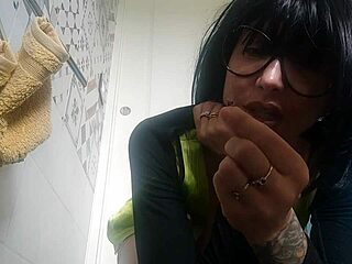 hey, it's Chantal, your sexy giantess stepmom ready to tease!