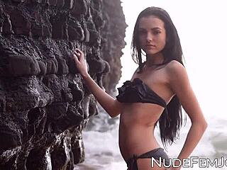 Babe in heat strikes poses and shows off perfect ass!