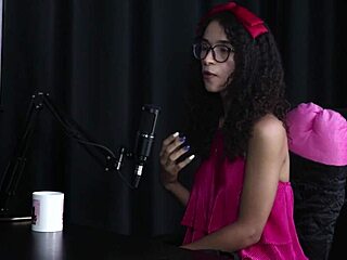 متحولون جنسياً سوينغرز في ملابس داخلية يسيطرون ويخضعون في تجميع أناقة برية