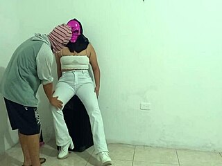 Halloweenkor az építőmunkás teljesíti felesége fantáziáját durva kutyaállásban legjobb barátjával, miközben nézik