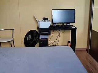 mostrei a calcinha para o fetish dos peitos naturais