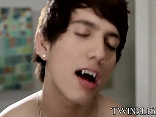 Yaramaz twinkler Giovanni ve Carson'u sertçe sikilirken izliyorum