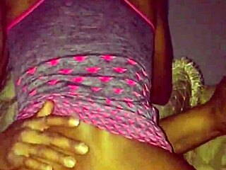 这个苗条的黑人Joliet thot会骑大黑鸡巴吗？