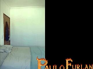 肌肉小伙脱衣撕扯衣服，然后猛射