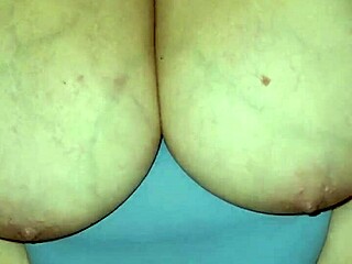 Йо, аматьор MILF кучка с огромни цици капещи докато я чукат