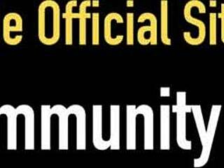 סארה ג'יי הקוגר עם זנב סוס מזמזמת את הכוס עם וייברטור מהיר.