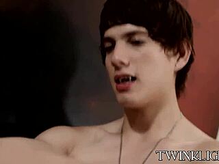 Yaramaz twinkler Giovanni ve Carson'u sertçe sikilirken izliyorum