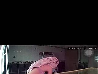 Amadora loira francesa pega na câmera escondida no chuveiro