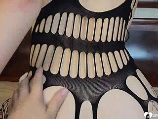 Маскированная милашка получает глубокий трах в киску в чулках
