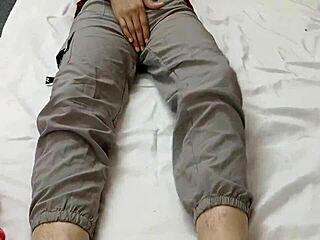 Garota da Faculdade Tem a Buceta Apertada Fodida pela Primeira Vez