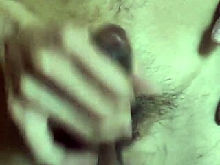 Bu Gay Adamın Göbeğiyle Oynayıp Boşaldığını İzle