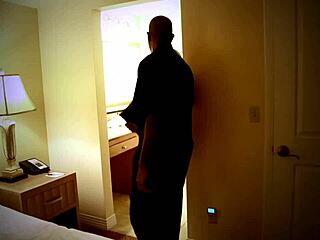 Игра с душем перерастает в MILF, скачущую на большом чёрном члене в дикой межрасовой глотке