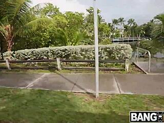 Culo grande de Essie nieva semen en bus con Ethan Seeks