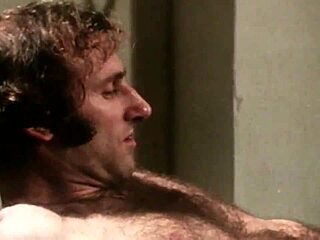 Rocková fanynka v retro hardcore akci - to je jízda!