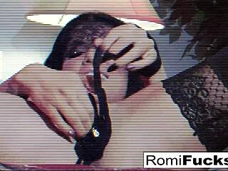 Romi Rain mete bragas en coño y las lame en solo intenso!