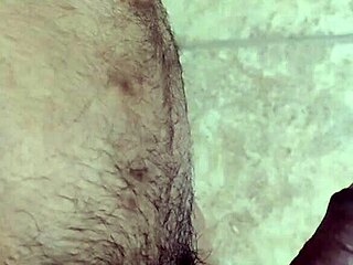 Bu Gay Adamın Göbeğiyle Oynayıp Boşaldığını İzle