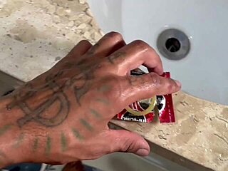 Kleine vriendin smeekt om anale pik