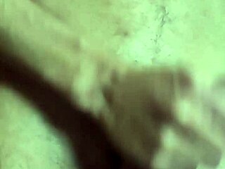 شاهد هذا الشاب المثلي يلعب بسرته ويأتي