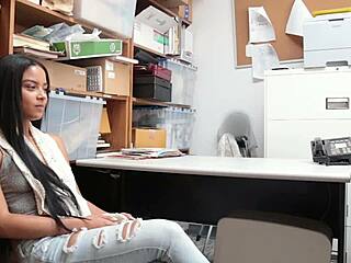 Vroči prijateljici Bonnie Grey in Maya Bijou ujete pri tatvini, upognjene za kazen