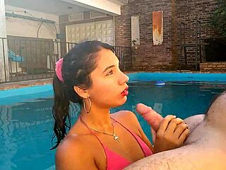 Argentinsk amatør gir meg blowjob i bassenget