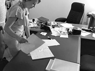 בוס דופק מזכירה קטנה על שולחן משרד עם מצלמה נסתרת מצלמת