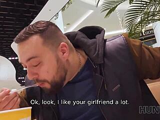 Mau Liat Cewek Rambut Merah Digarap Orang Asing di Toilet Umum?