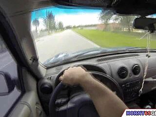 Αισθάνομαι τα μαλακά φυσικά βυζιά σε οικεία POV ιππασία