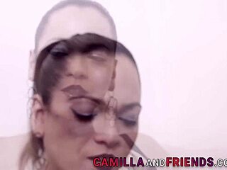 Shemale-skjønnhet Camilla Jolie runker kuken sin i avslappet scene